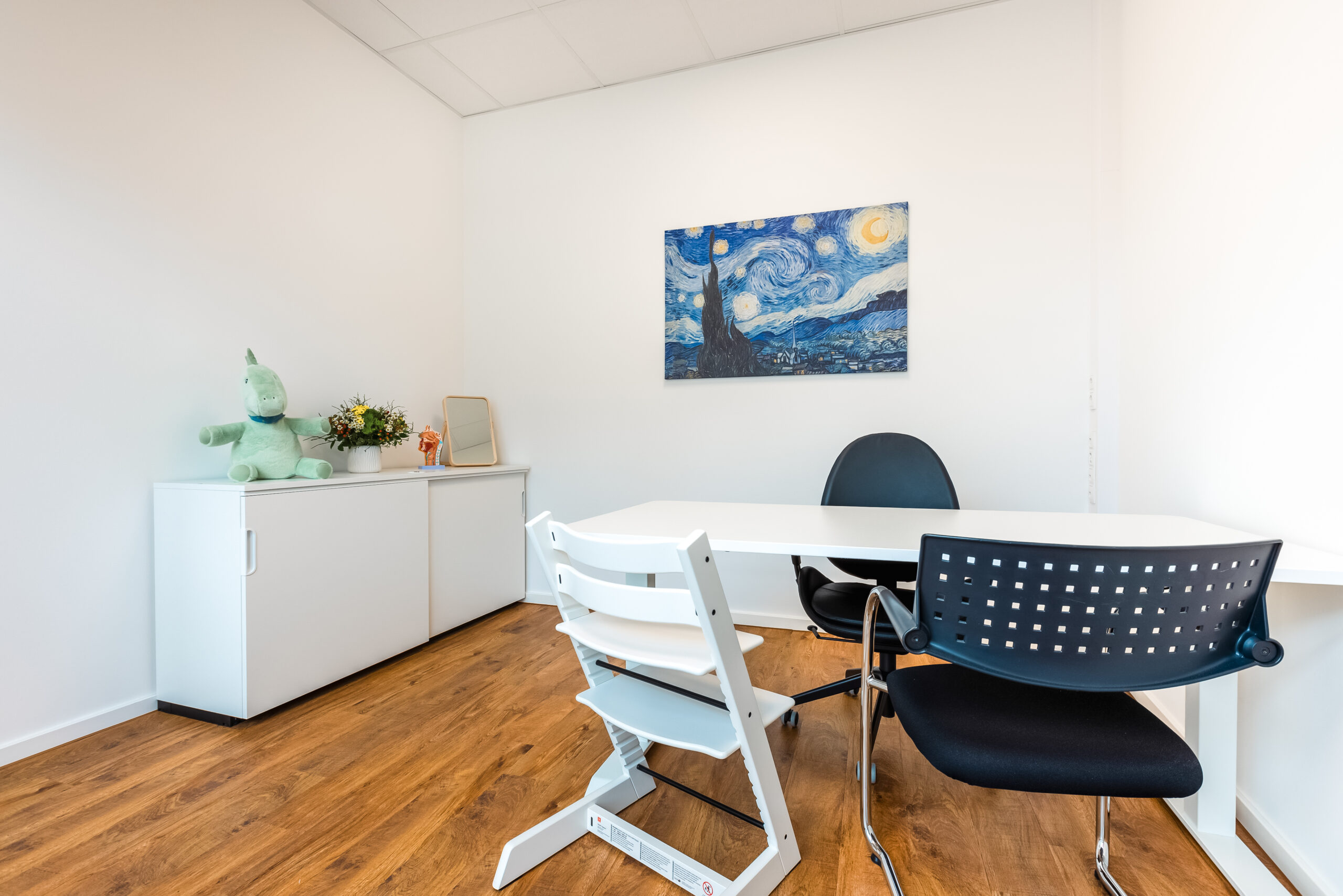 Besprechungsraum einer Therapiepartner-Praxis für Team- und Leitungsgespräche